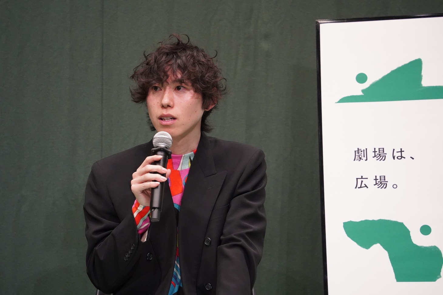 「世田谷パブリックシアター 2026年度ラインアップ発表会」より、yoowaの草田陸。