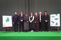 「世田谷パブリックシアター 2026年度ラインアップ発表会」より。左から芸術監督の白井晃、鈴木アツト、生田みゆき、オノマリコ、稲葉賀恵、yoowaの大月リコと草田陸。