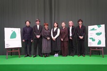 「世田谷パブリックシアター 2026年度ラインアップ発表会」より。左から芸術監督の白井晃、鈴木アツト、生田みゆき、オノマリコ、稲葉賀恵、yoowaの大月リコと草田陸。