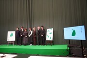 「世田谷パブリックシアター 2026年度ラインアップ発表会」より。左から芸術監督の白井晃、鈴木アツト、生田みゆき、オノマリコ、稲葉賀恵、yoowaの大月リコと草田陸。