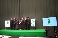 「世田谷パブリックシアター 2026年度ラインアップ発表会」より。左から芸術監督の白井晃、鈴木アツト、生田みゆき、オノマリコ、稲葉賀恵、yoowaの大月リコと草田陸。