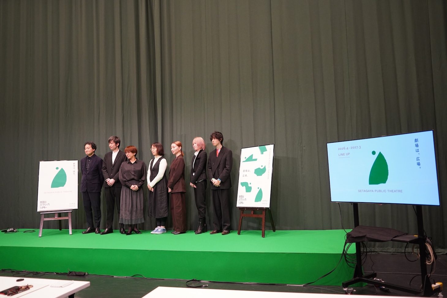 「世田谷パブリックシアター 2026年度ラインアップ発表会」より。左から芸術監督の白井晃、鈴木アツト、生田みゆき、オノマリコ、稲葉賀恵、yoowaの大月リコと草田陸。