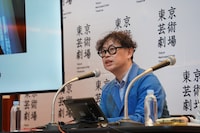 「東京芸術劇場 新芸術監督 舞台芸術部門 岡田利規 音楽部門 山田和樹  就任記者発表会」より、岡田利規。