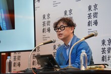「東京芸術劇場 新芸術監督 舞台芸術部門 岡田利規 音楽部門 山田和樹  就任記者発表会」より、岡田利規。