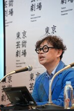 「東京芸術劇場 新芸術監督 舞台芸術部門 岡田利規 音楽部門 山田和樹  就任記者発表会」より、岡田利規。