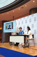 「東京芸術劇場 新芸術監督 舞台芸術部門 岡田利規 音楽部門 山田和樹  就任記者発表会」より。左から山田和樹、岡田利規、鈴木順子副館長。