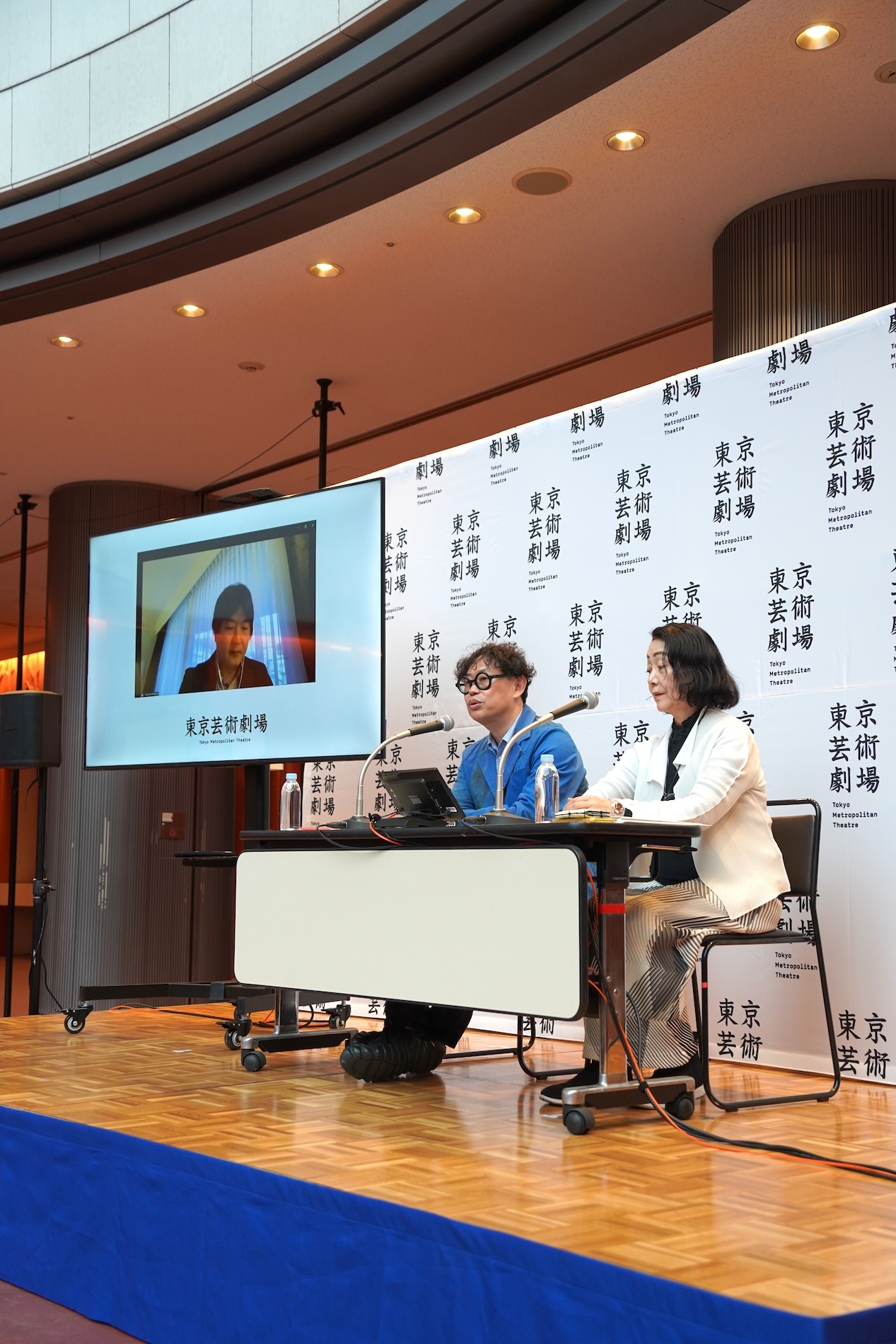 「東京芸術劇場 新芸術監督 舞台芸術部門 岡田利規 音楽部門 山田和樹  就任記者発表会」より。左から山田和樹、岡田利規、鈴木順子副館長。