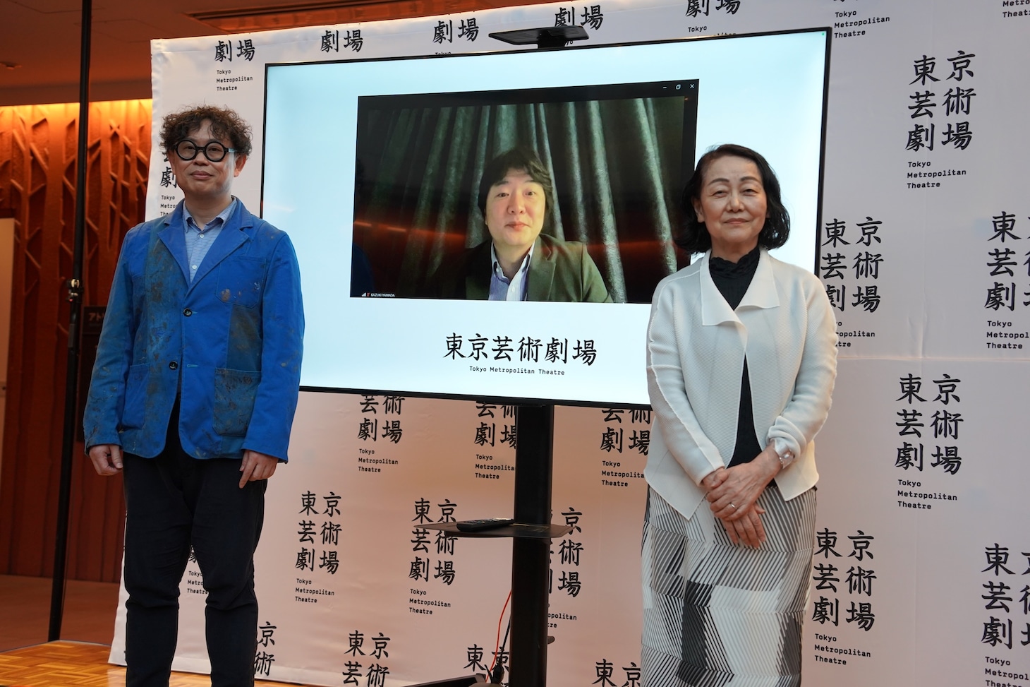 「東京芸術劇場 新芸術監督 舞台芸術部門 岡田利規 音楽部門 山田和樹  就任記者発表会」より。左から山田和樹、岡田利規、鈴木順子副館長。