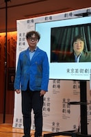 「東京芸術劇場 新芸術監督 舞台芸術部門 岡田利規 音楽部門 山田和樹  就任記者発表会」より、岡田利規と山田和樹（右）。