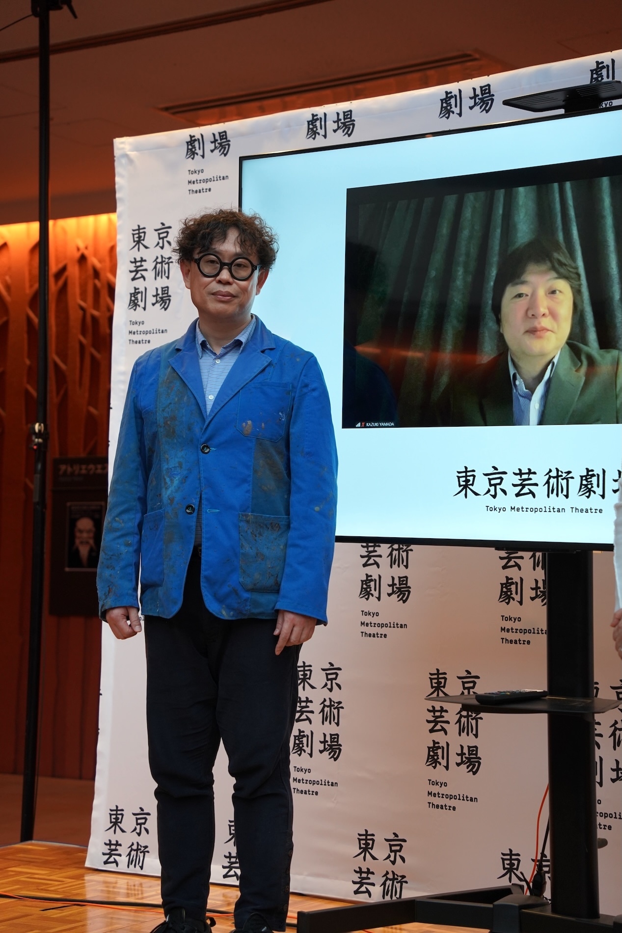 「東京芸術劇場 新芸術監督 舞台芸術部門 岡田利規 音楽部門 山田和樹  就任記者発表会」より、岡田利規と山田和樹（右）。