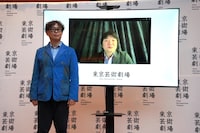 「東京芸術劇場 新芸術監督 舞台芸術部門 岡田利規 音楽部門 山田和樹  就任記者発表会」より。左から岡田利規、山田和樹。