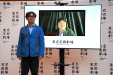 「東京芸術劇場 新芸術監督 舞台芸術部門 岡田利規 音楽部門 山田和樹  就任記者発表会」より。左から岡田利規、山田和樹。