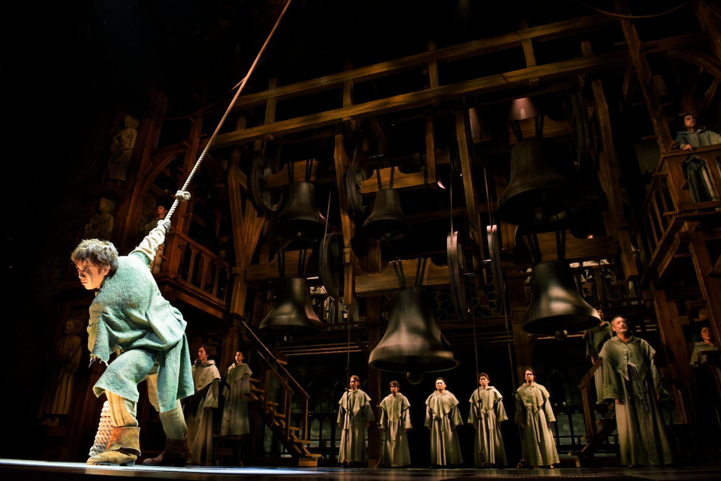 劇団四季 ミュージカル「ノートルダムの鐘」より。（撮影：上原タカシ）©Disney