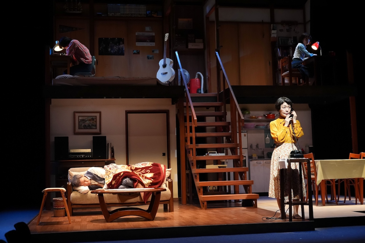 舞台「岸辺のアルバム」より。（撮影：田中亜紀）