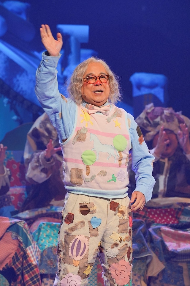 ミュージカル「チャーリーとチョコレート工場」プレビュー公演より、小堺一機演じるジョーじいちゃん。（写真提供：東宝演劇部）