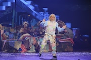 ミュージカル「チャーリーとチョコレート工場」プレビュー公演より、小堺一機演じるジョーじいちゃん。（写真提供：東宝演劇部）