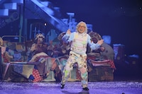 ミュージカル「チャーリーとチョコレート工場」プレビュー公演より、小堺一機演じるジョーじいちゃん。（写真提供：東宝演劇部）