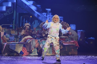 ミュージカル「チャーリーとチョコレート工場」プレビュー公演より、小堺一機演じるジョーじいちゃん。（写真提供：東宝演劇部）