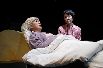 舞台「岸辺のアルバム」より。（撮影：田中亜紀）