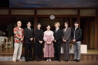 エクストリーム・シチュエーションコメディ（kcal）「汗が目に入っただけ」フォトセッションより、左から田中要次、西野創人、足立梨花、鈴木保奈美、小越勇輝、蘭寿とむ、冨坂友。（撮影：岩﨑幸哉）