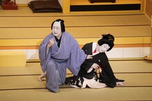 大阪松竹座さよなら公演「御名残四月大歌舞伎」夜の部 坂田藤十郎七回忌追善狂言「心中天網島 玩辞楼十二曲の内『河庄』」より、左から中村鴈治郎、中村扇雀。