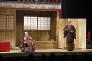 大阪松竹座さよなら公演「御名残四月大歌舞伎」昼の部「大當り伏見の富くじ」より、左から中村獅童、中村歌六。