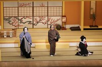 大阪松竹座さよなら公演「御名残四月大歌舞伎」夜の部 坂田藤十郎七回忌追善狂言「心中天網島 玩辞楼十二曲の内『河庄』」より、左から中村鴈治郎、中村歌六、中村扇雀。