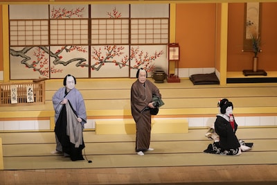 大阪松竹座さよなら公演「御名残四月大歌舞伎」夜の部 坂田藤十郎七回忌追善狂言「心中天網島 玩辞楼十二曲の内『河庄』」より、左から中村鴈治郎、中村歌六、中村扇雀。