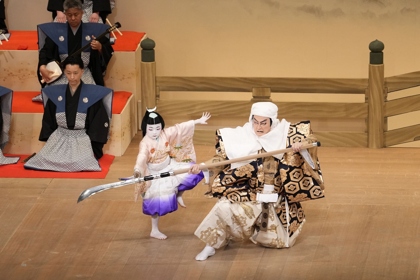 大阪松竹座さよなら公演「御名残四月大歌舞伎」夜の部「五條橋」より、左から中村陽喜、中村獅童。