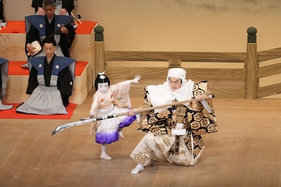 大阪松竹座さよなら公演「御名残四月大歌舞伎」夜の部「五條橋」より、左から中村陽喜、中村獅童。