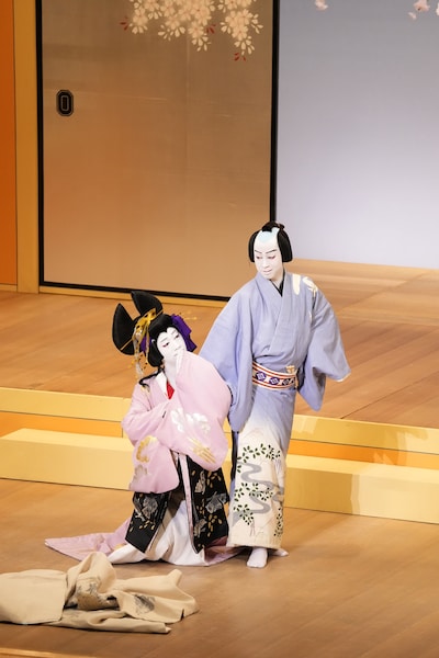 大阪松竹座さよなら公演「御名残四月大歌舞伎」昼の部 坂田藤十郎七回忌追善狂言「夕霧名残の正月 由縁の月」より、左から中村壱太郎、中村虎之介。