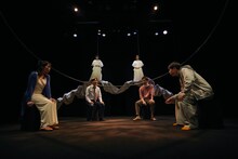 iaku「粛々と運針」より。（撮影：堀川高志）