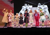 ミュージカル「チャーリーとチョコレート工場」開幕記念会見より、左から岸祐二、鈴木ほのか、小金輝久、瀧上颯太、古正悠希也、堂本光一、観月ありさ、芋洗坂係長、彩吹真央。