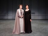 パルコ・プロデュース 2026「メアリー・ステュアート」に出演する、左から若村麻由美、宮沢りえ。（撮影：細野晋司）