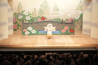 「MEET KABUKI -The art of “Onnagata” Europe tour 2026-」パリ公演より、カーテンコールの様子。©SHOCHIKU