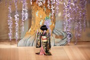 「MEET KABUKI -The art of “Onnagata” Europe tour 2026-」パリ公演より、第二部「藤娘」の様子。©SHOCHIKU