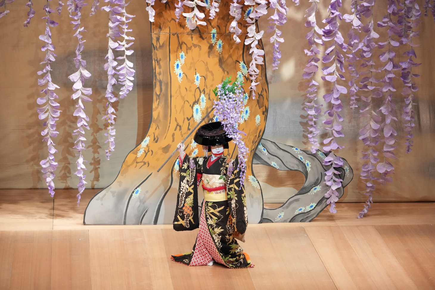 「MEET KABUKI -The art of “Onnagata” Europe tour 2026-」パリ公演より、第二部「藤娘」の様子。©SHOCHIKU
