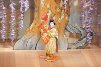 「MEET KABUKI -The art of “Onnagata” Europe tour 2026-」パリ公演より、第二部「藤娘」の様子。©SHOCHIKU