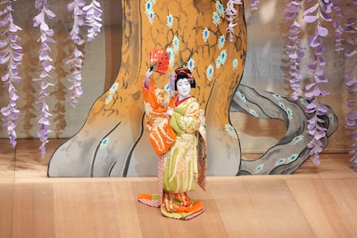 「MEET KABUKI -The art of “Onnagata” Europe tour 2026-」パリ公演より、第二部「藤娘」の様子。©SHOCHIKU