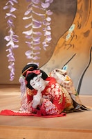 「MEET KABUKI -The art of “Onnagata” Europe tour 2026-」パリ公演より、第二部「藤娘」の様子。©SHOCHIKU