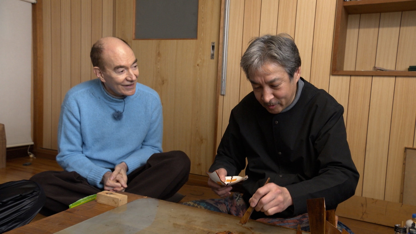 「美の壺 スペシャル『20周年記念』」より、ロバート・キャンベル（左）。（写真提供：NHK）