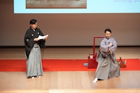 「MEET KABUKI -The art of “Onnagata” Europe tour 2026-」パリ公演より、第一部の歌舞伎解説の様子。©SHOCHIKU