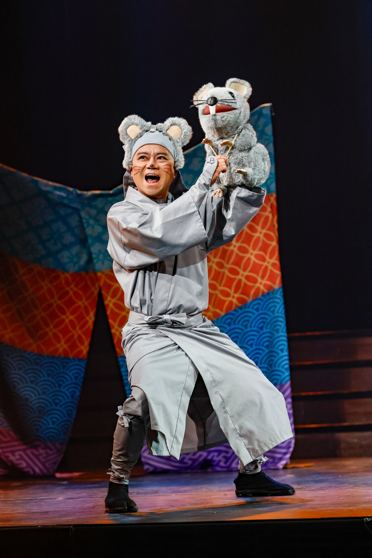 劇団朱雀「OMIAKASHI」より。（撮影：小境勝巳、坂田貴広）