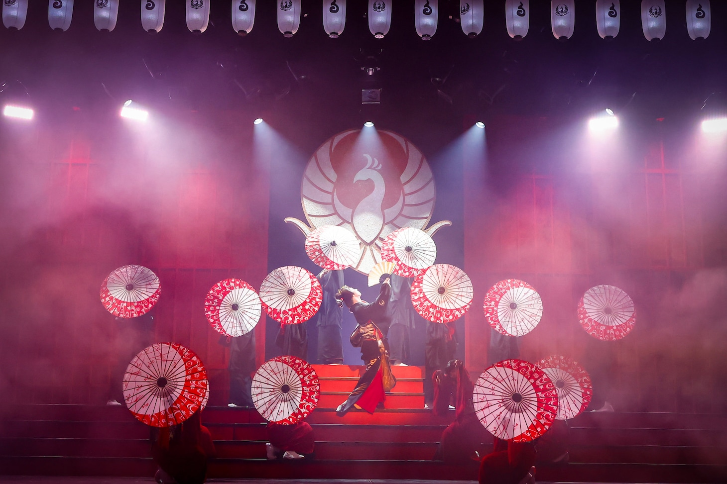 劇団朱雀「OMIAKASHI」より。（撮影：小境勝巳、坂田貴広）