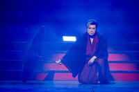 劇団朱雀「OMIAKASHI」より。（撮影：小境勝巳、坂田貴広）