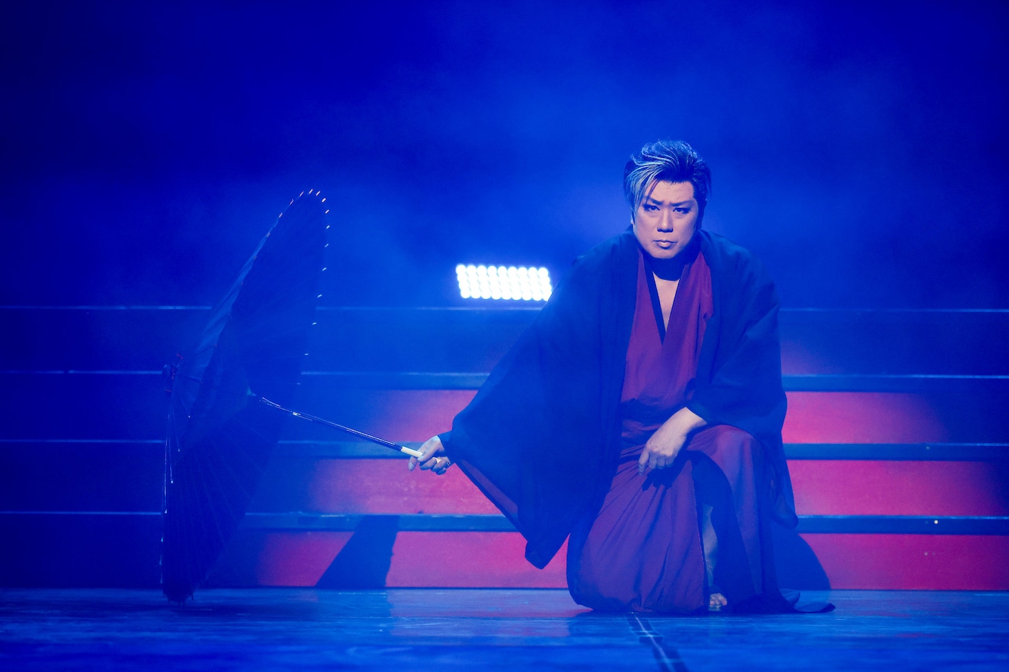 劇団朱雀「OMIAKASHI」より。（撮影：小境勝巳、坂田貴広）