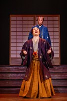 劇団朱雀「OMIAKASHI」より。（撮影：小境勝巳、坂田貴広）