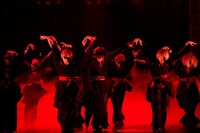 劇団朱雀「OMIAKASHI」より。（撮影：小境勝巳、坂田貴広）