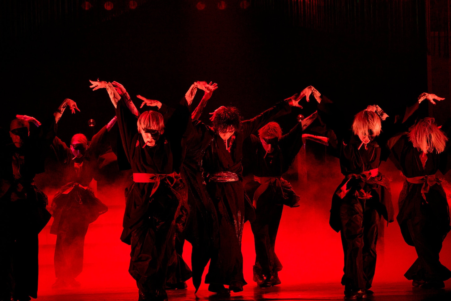 劇団朱雀「OMIAKASHI」より。（撮影：小境勝巳、坂田貴広）