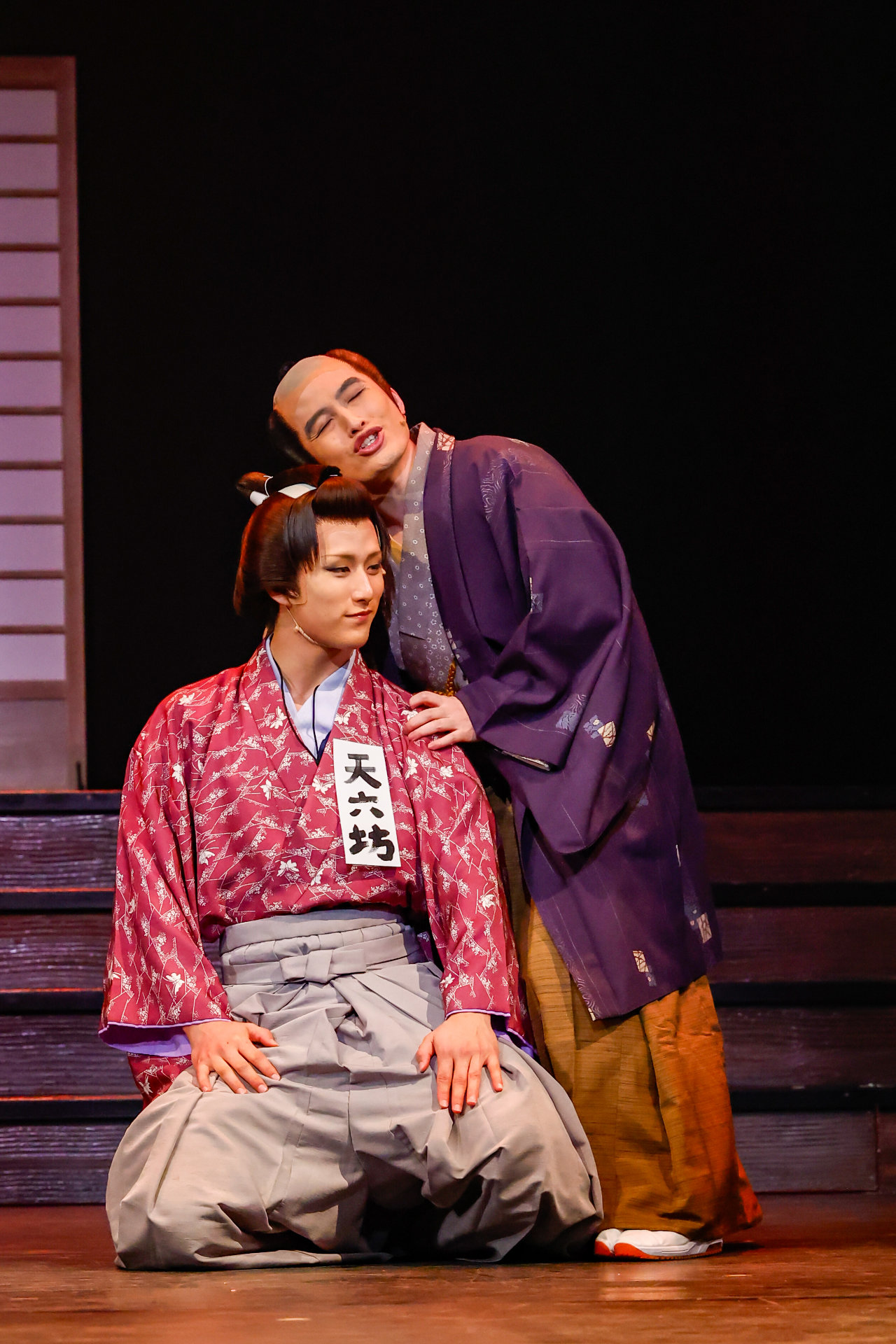 劇団朱雀「OMIAKASHI」より。（撮影：小境勝巳、坂田貴広）